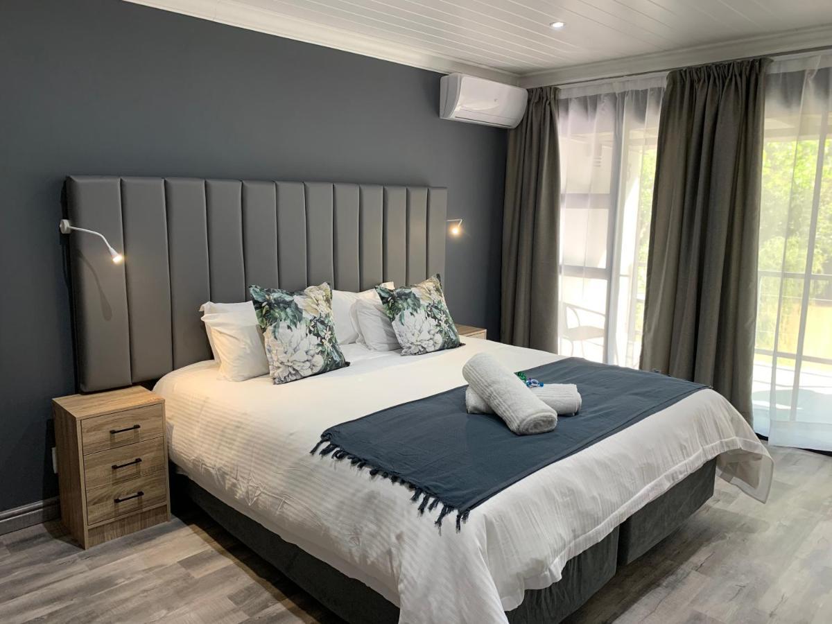 At The River Guest House Kroonstad Esterno foto