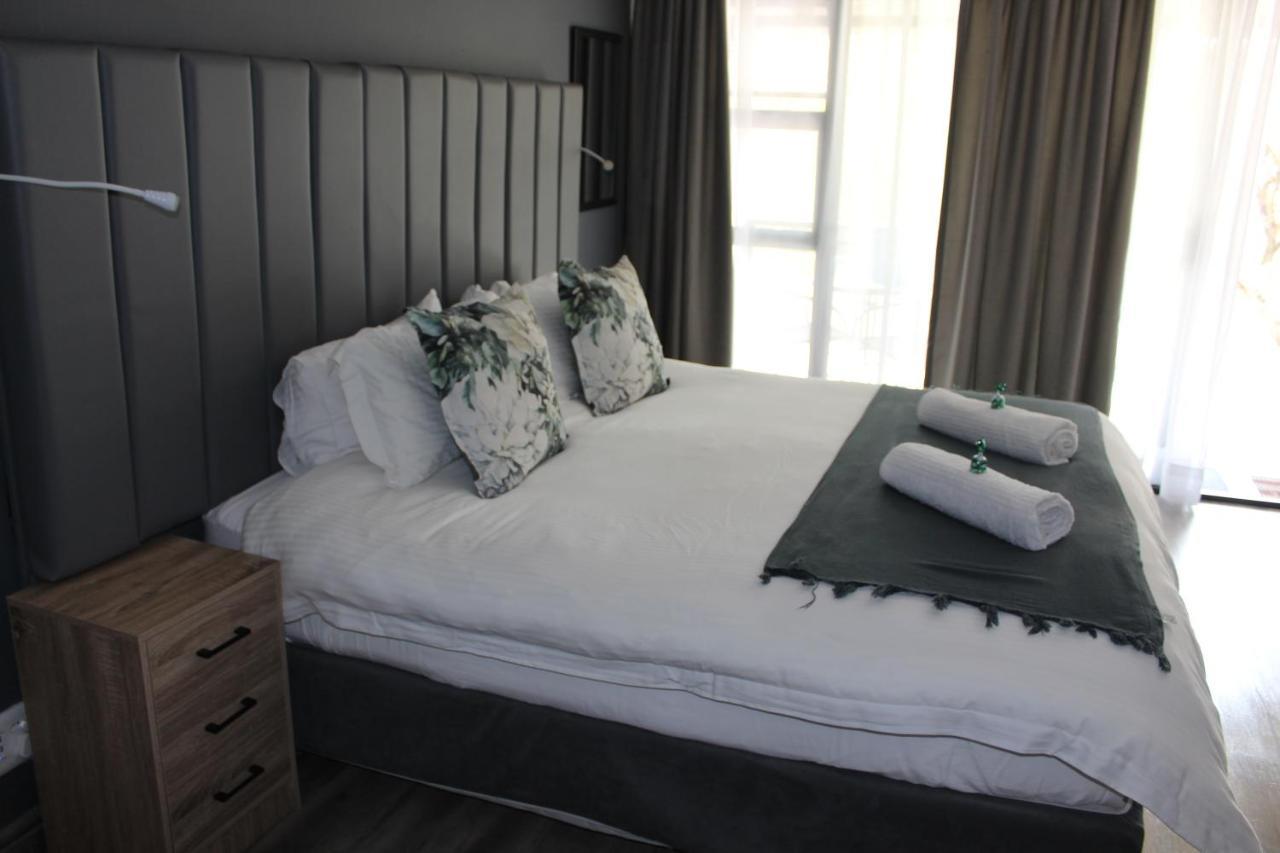 At The River Guest House Kroonstad Esterno foto